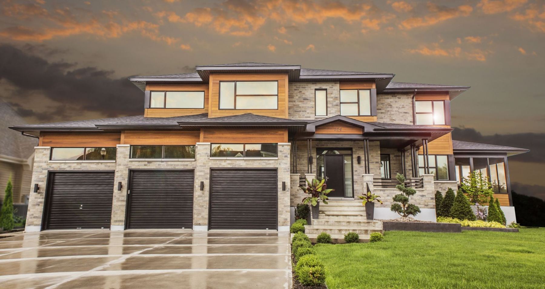 Maison contemporaine en brique pâle et bois avec trois garages
